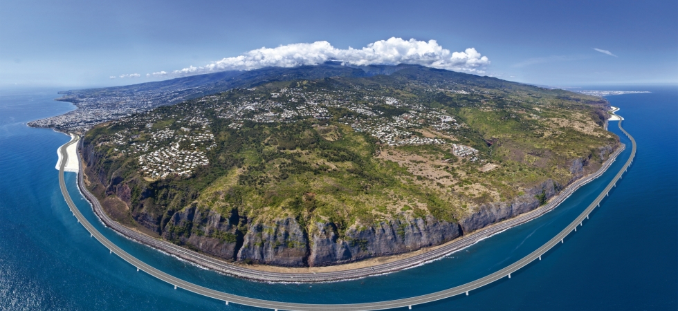 NEW TRANSPORT INFRASTRUCTURE BOOSTS LA REUNION ISLAND'S APPEAL 2 A 12.5 km new coastal road will improve mobility in La Réunion.