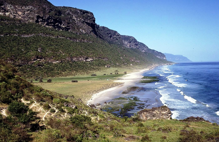 OMAN SPOTLIGHTS THE DHOFAR REGION - AN ECOLOGICAL PARADISE 1 Khor Karfout Bay in Oman to be a reserve.
