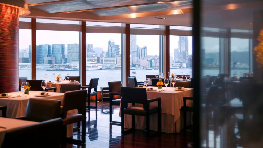 Four Seasons continues to shine with 32 Michelin stars across its dynamic restaurant portfolio 4 La salle de restaurant du Lung King Heen restaurant