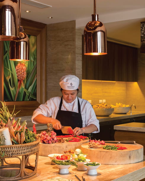 Four Seasons continues to shine with 32 Michelin stars across its dynamic restaurant portfolio 3 Un chef qui travaille au "Fourseasons restaurant"