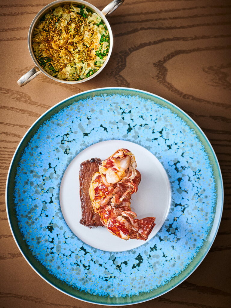 Four Seasons continues to shine with 32 Michelin stars across its dynamic restaurant portfolio 1 Assiette avec un bol au "Fourseasons restaurant"