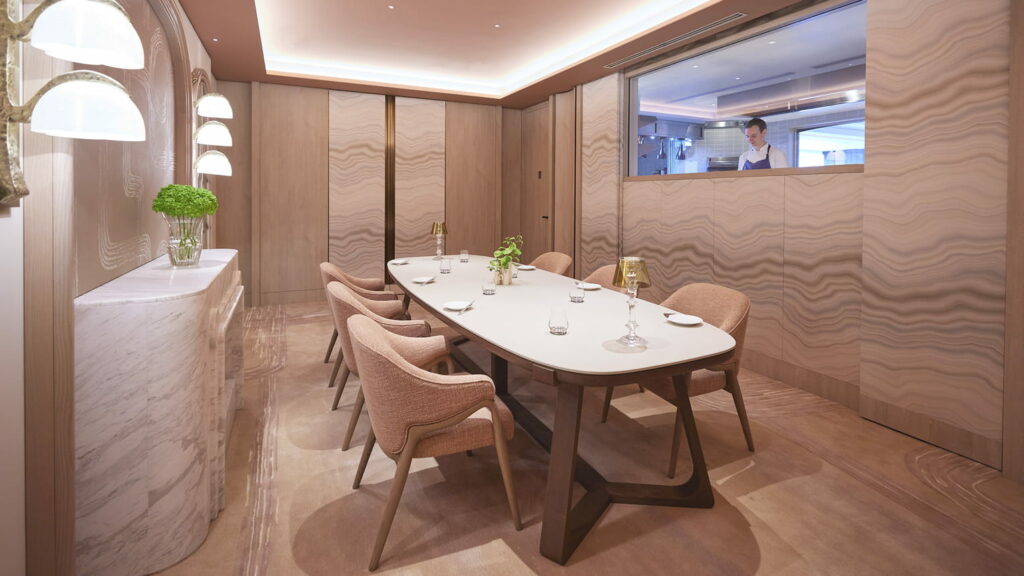 Four Seasons continues to shine with 32 Michelin stars across its dynamic restaurant portfolio 2 Un table rose à Fourseasons.com - SEZANNE Restaurant